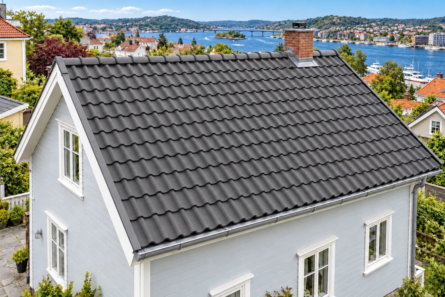 Ny tekking, møne og beslag er vist her. Åpne taket for å se lagene under.