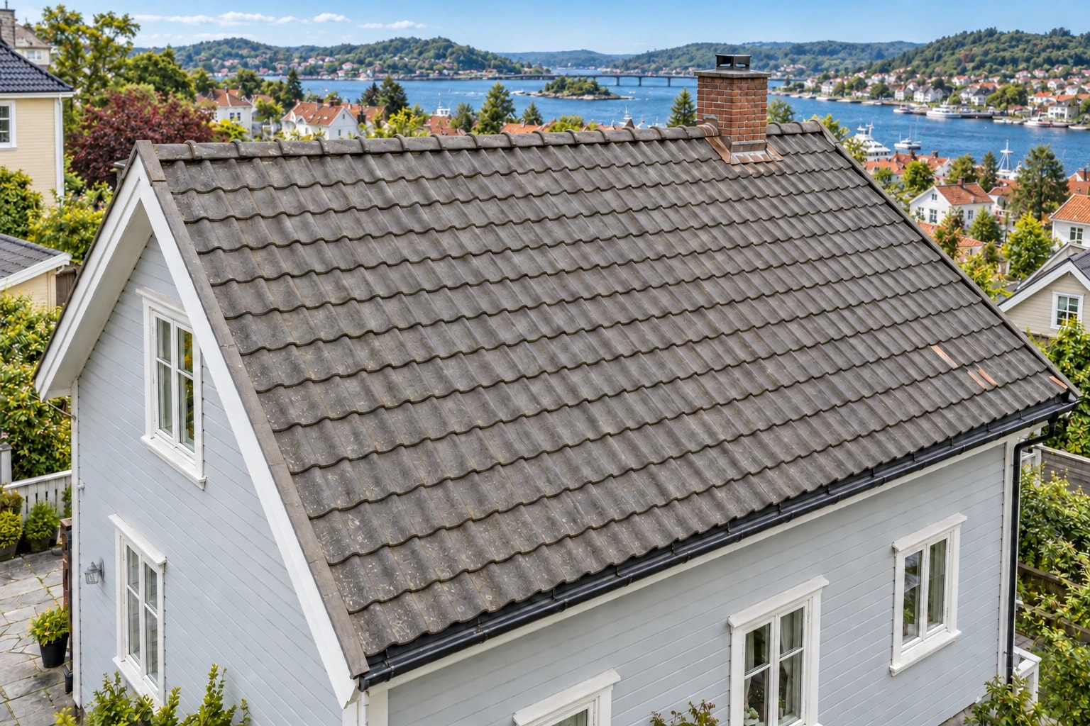 Rengjorte grå betongtakstein med eldre overflate bevart.